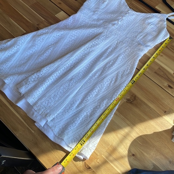 Le Chateau Lined Lace Dress - Picture 8 of 9